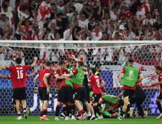 IM体育官方网-关于西班牙队在精彩比赛中取得胜利，跻身前列的信息