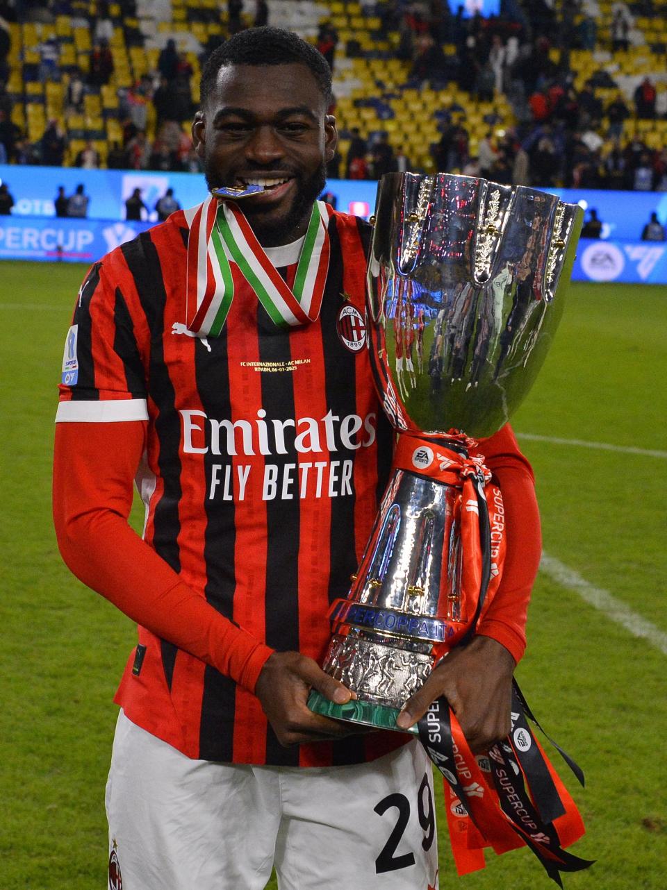 IM体育app-包含意大利足球盛况空前，AC米兰队夺冠在望的词条